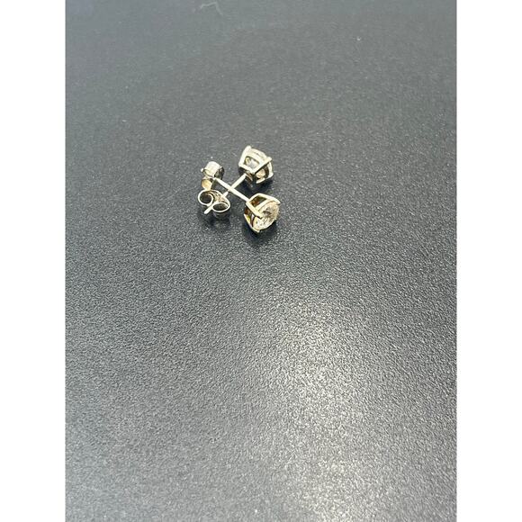 Ross Simons 14K White Gold Round Prong Set Post Stud Earrings 5.7mm 0.98 grams - Picture 2 of 10